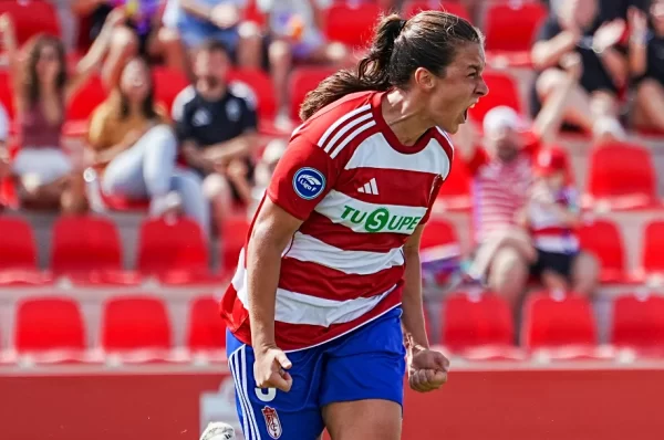 Sonya Keefe celebra las Fiestas Patrias con gol en España