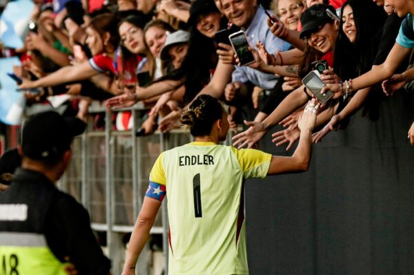 Sonya Keefe y Christiane Endler en el XI ideal de la Liga de Naciones