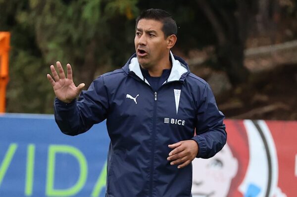 Milenko Valenzuela firma su renovación con Universidad Católica