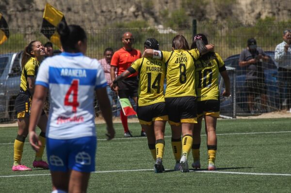 Coquimbo Unido lo gana sobre la hora y deja en el camino a Universidad Católica