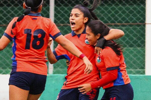 Javiera Roa se matricula con un doblete en Municipal en semifinales