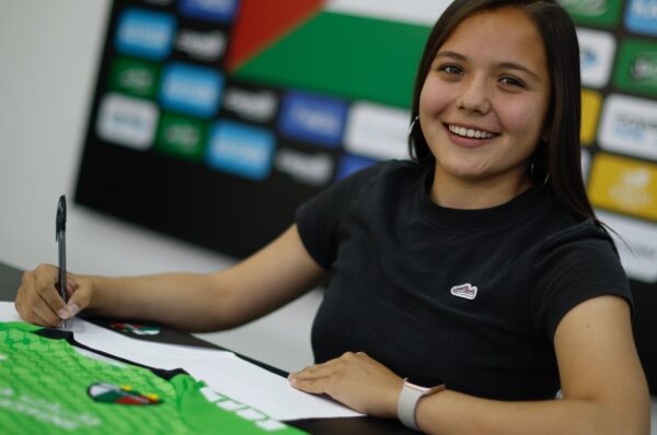 Javiera Silva estampa su renovación con Palestino hasta 2027