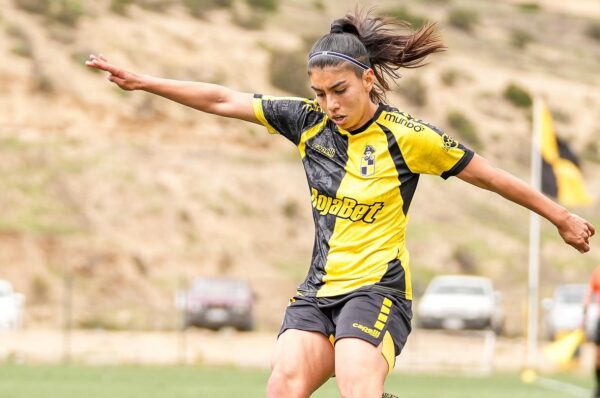 Ashley López firma su primer contrato con Coquimbo Unido