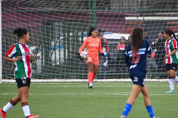 Martina Salazar sella su primer contrato con Universidad Católica