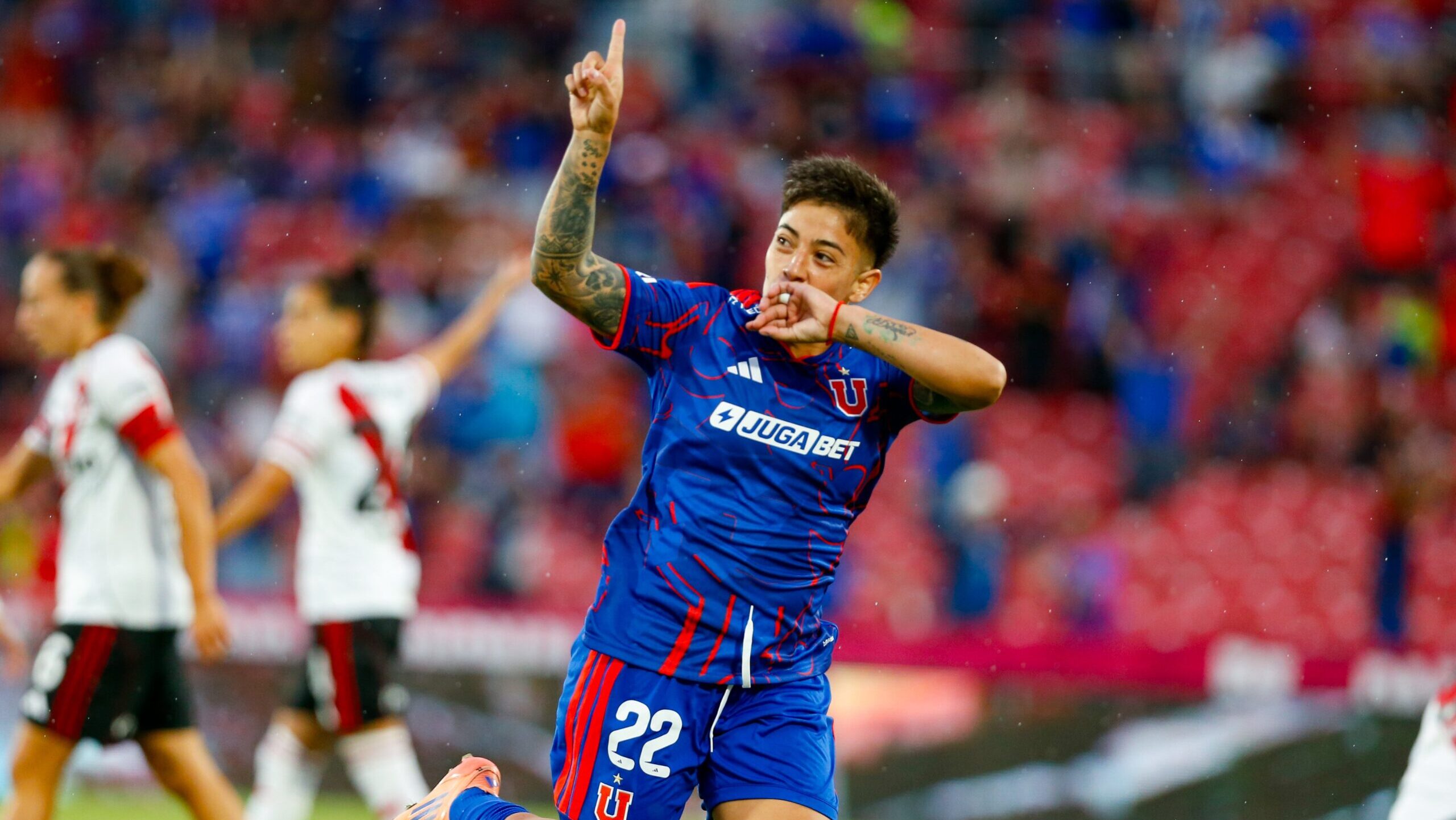 Valentina Díaz celebrando su gol frente a River Plate
