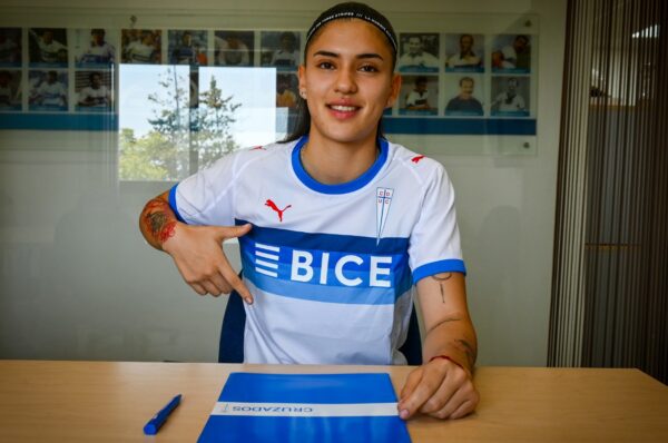 Isidora Flores Vitta firma su primer contrato con Universidad Católica
