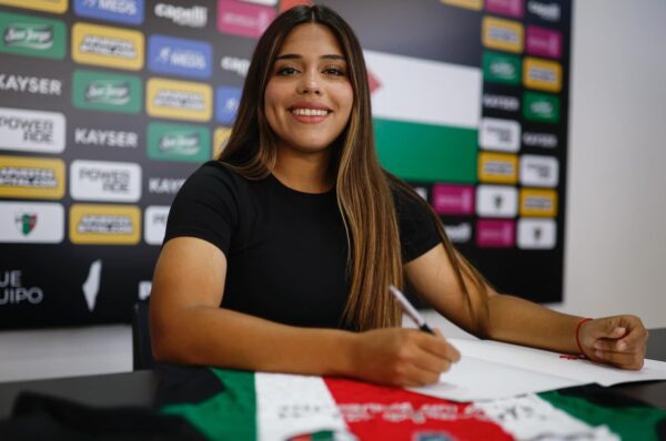 Palestino asegura a Amalia Oyarzún con su primer contrato