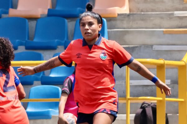 Javiera Roa se matricula con un gol olímpico en Municipal