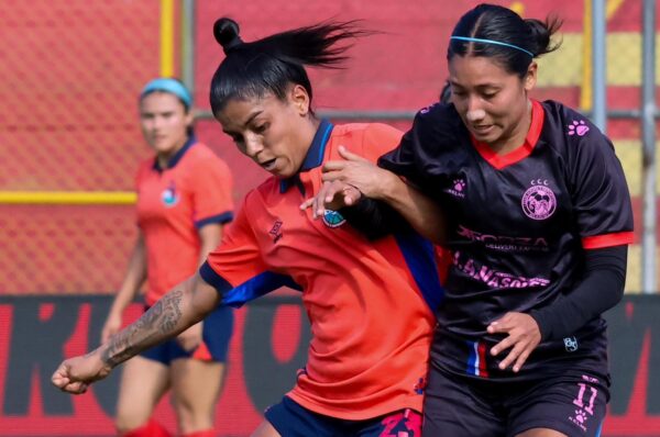 Javiera Roa continúa en racha de gol con Municipal
