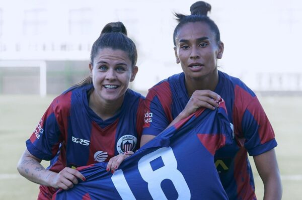 Laura De la Torre convierte su primer gol con Itabirito