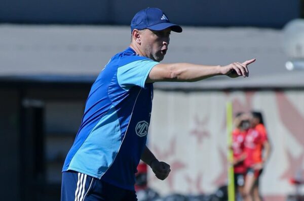Luis Mena sufre por las bajas en La Roja: “Son jugadoras súper importantes”