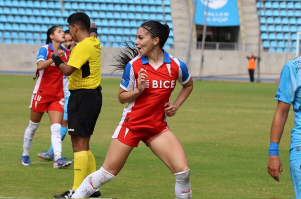 Universidad Católica supera sobre el final a Deportes Iquique