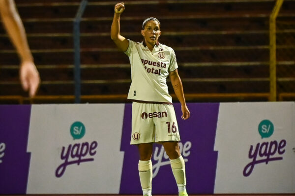 Karen Araya vuelve a marcar gol en victoria de Universitario