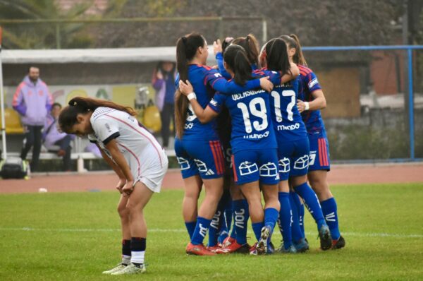 Universidad de Chile arrasa con un hundido Deportes Recoleta