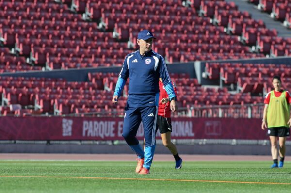 Luis Mena no descarta renunciar a La Roja: “Lo veremos en la semana”