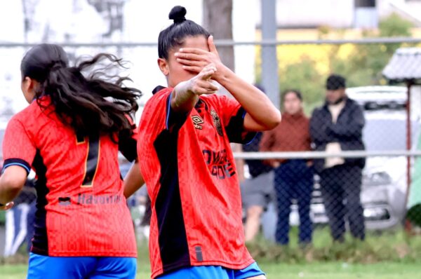 Javiera Roa sigue en racha de gol con Municipal en Guatemala